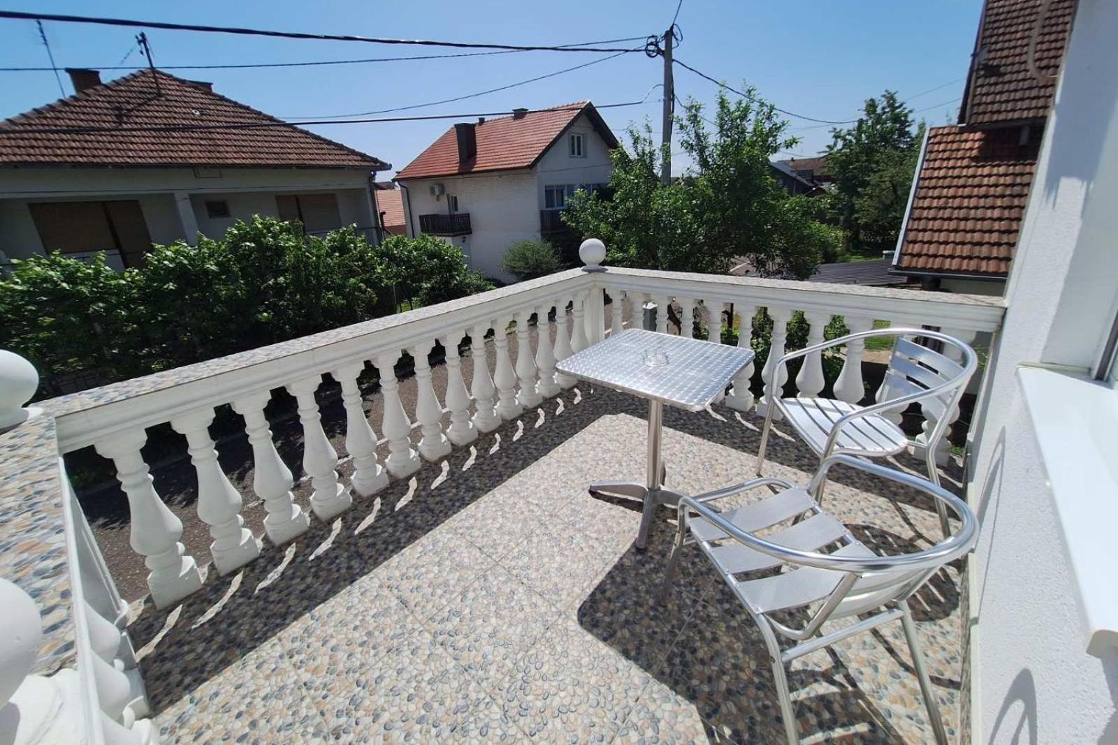 Sobe-Apartmani Modrica Екстериор снимка